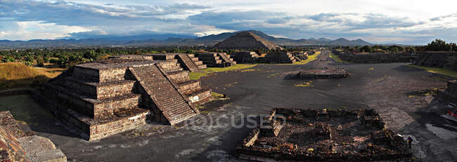Vue panoramique de la Calzada de los Muertos et de la pyramide du soleil, site précolombien de Teotihuacan, site du patrimoine mondial de l'UNESCO, Mexique — Photo de stock