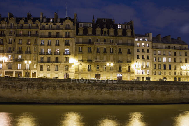 Francia, París, ile de la Cite, Quai aux fleurs en una noche de invierno. - foto de stock