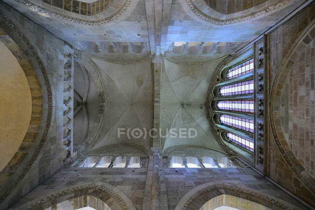 Europe, France, plafond et vitrail de l'Abbaye de Vezelay en Bourgogne — Photo de stock