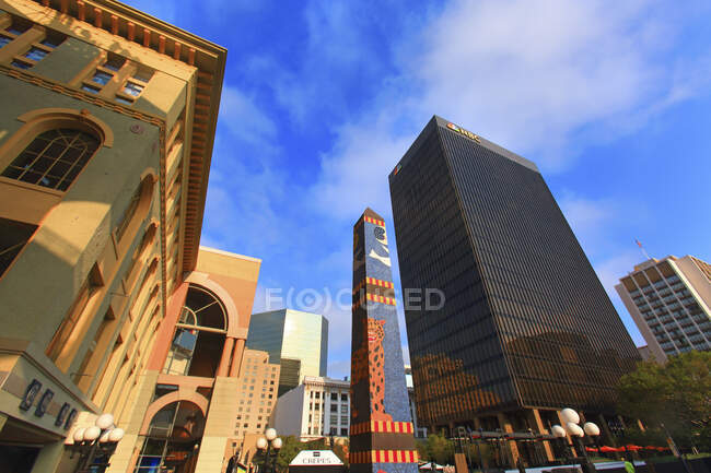 EUA, Califórnia, San Diego. Centro histórico da cidade. Horton Plaza. NBC edifício em segundo plano — Fotografia de Stock