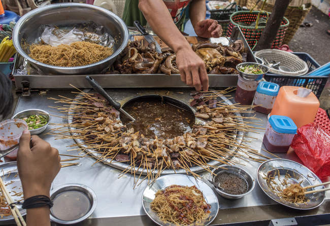 Mercado callejero en el distrito chino, Myanmar, Yagon - foto de stock