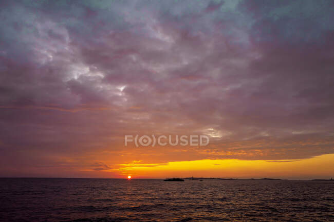 Francia, Bretaña, Finistere (29), las islas Glenan, isla Penflet, amanecer - foto de stock