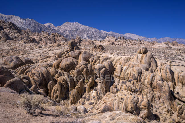 Formaciones rocosas bajo el cielo azul en Lone Pine, Alabama Hills, California, EE.UU. - foto de stock