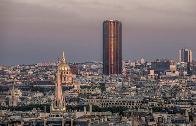 Francia, Isla de Francia, París, distrito 8, Tour Montparnasse desde el Arco del Triunfo, por la tarde - foto de stock
