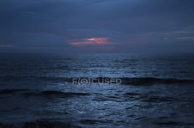 Onde dell'oceano al crepuscolo, Bodega Bay, California, USA — Foto stock