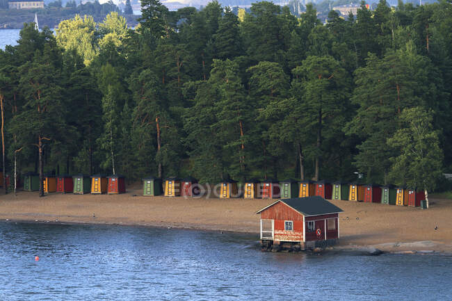 Europa, Finlândia, Helsínquia. Arquipélago de Helsínquia. Cabanas de praia em Pihlajasaari — Fotografia de Stock