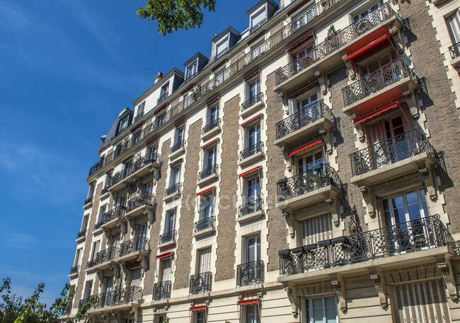 France, Ile de France, Paris, 18th district, Haussmann style buildings, Montmartre — Stock Photo