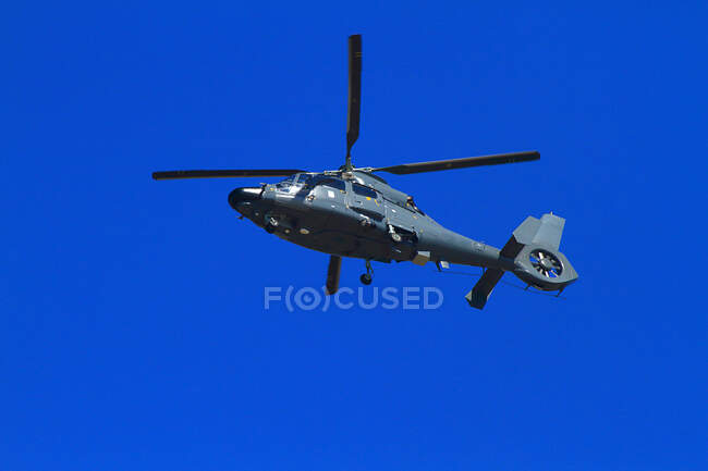 Helicóptero del ejército francés sobre cielo azul - foto de stock