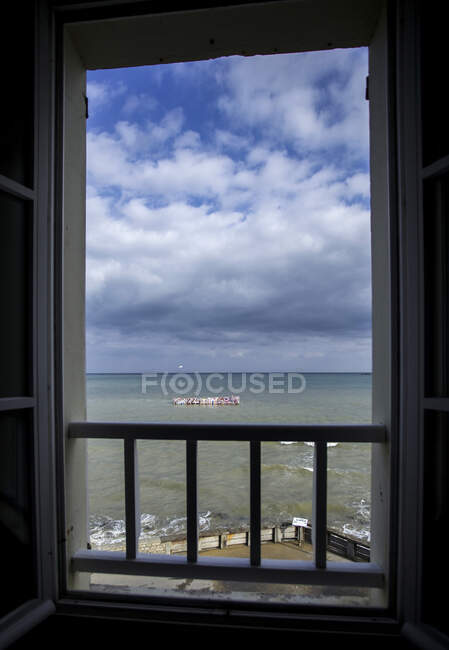 Vista de la playa de Arromanche por una ventana - foto de stock