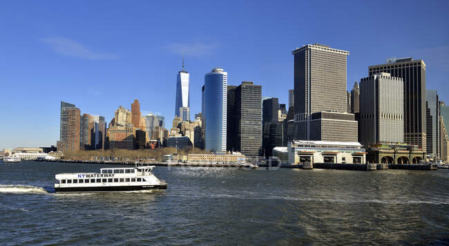 Estados Unidos, Nueva York, vía navegable en la bahía de Hudson, al pie de Wall Street. - foto de stock