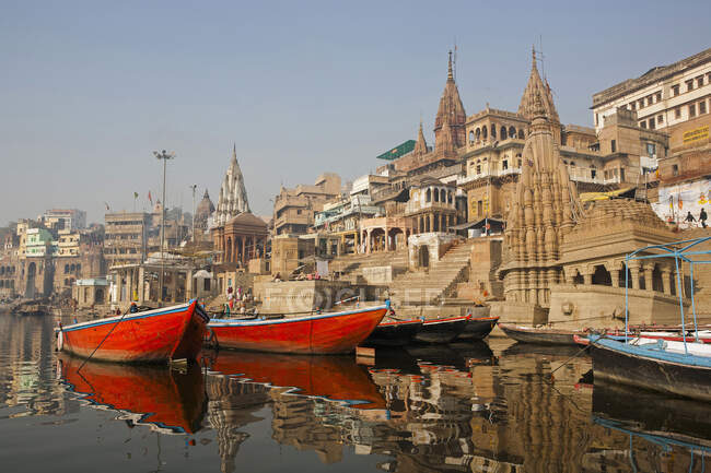 Tempio Shiva e barca a Scindhia Ghat a Varanasi o Benares, Stato dell'Uttar Pradesh, India — Foto stock