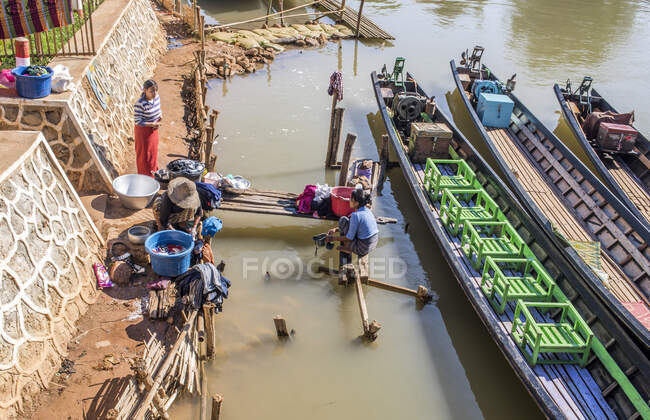 Myanmar, Shan State, Inle Lake, lavanderia e canoa escavada na costa do canal Inn Thein — Fotografia de Stock