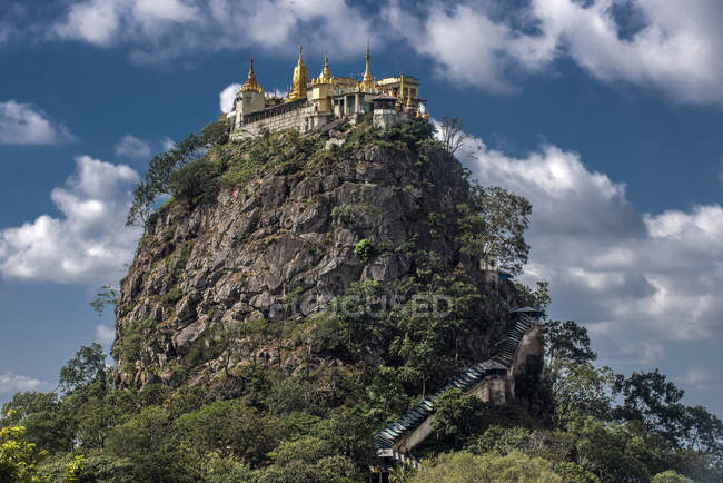Myanmar, zona Mandalay, Monte Popa sito buddista sulla scogliera vulcanica — Foto stock