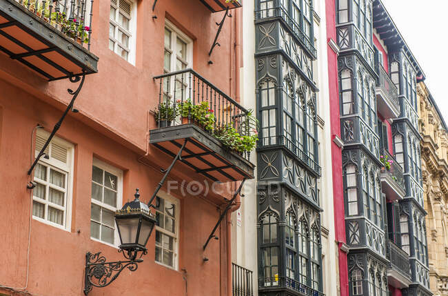 España, País Vasco, Bilbao, balcones en el casco antiguo de la ciudad - foto de stock
