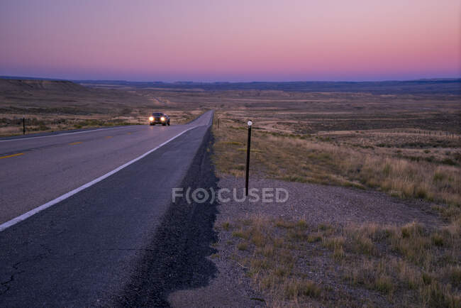 USA, Wyoming, strada per il confine con lo Utah al crepuscolo — Foto stock