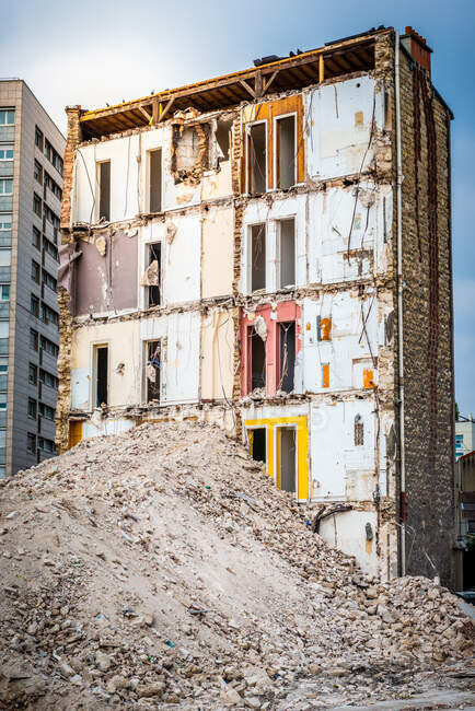 Demolición de un edificio antiguo durante una renovación urbana - foto de stock