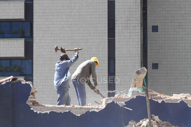 Brasil, Ceara. Fortaleza. Trabajadores rompiendo edificio. - foto de stock