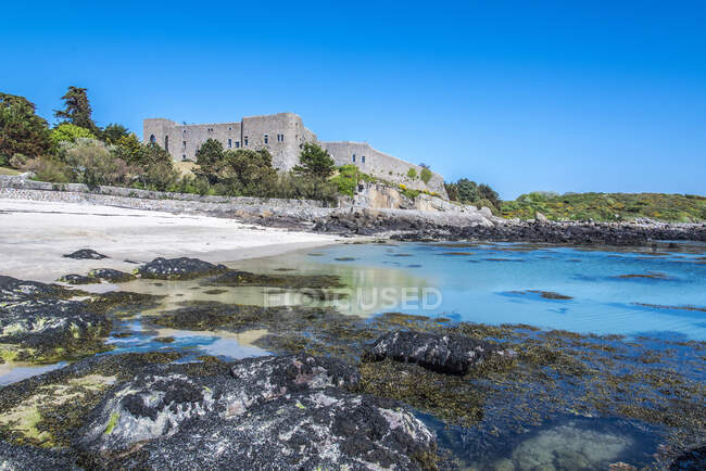 Normandy, Manche, the Grande Ile Chausey, old castle that belonged to the Renault Car Company family in the XXth century — Stock Photo