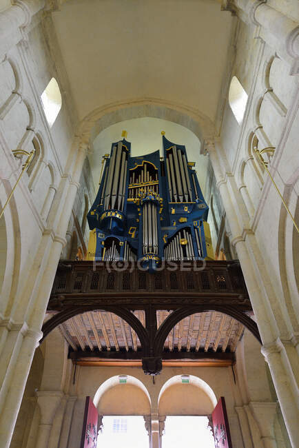Europa, Francia, el órgano en la iglesia de Saulieu en Borgoña - foto de stock