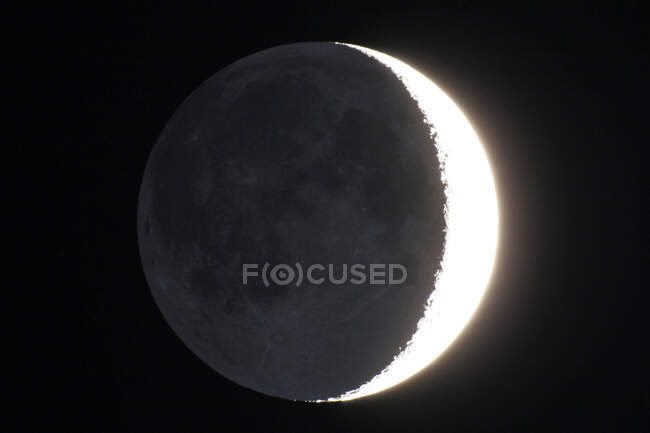 Seine und Marne. Mondsichel. Der Mond am 3. Tag seiner Mondfinsternis. — Stockfoto