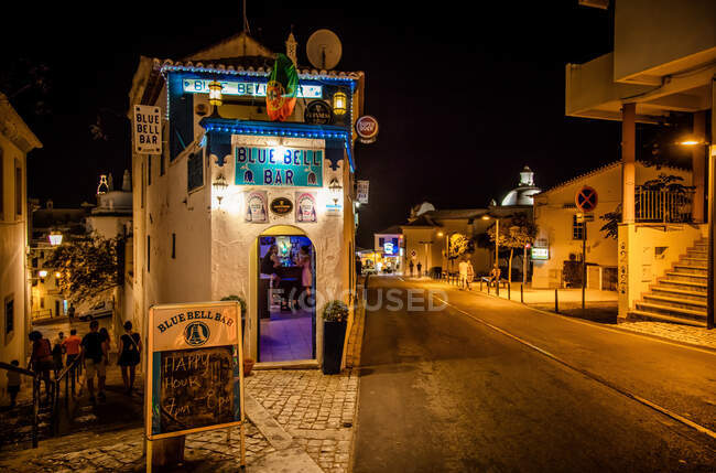 Vista de un comercio en Albufeira, región del Algarve, Portugal - foto de stock