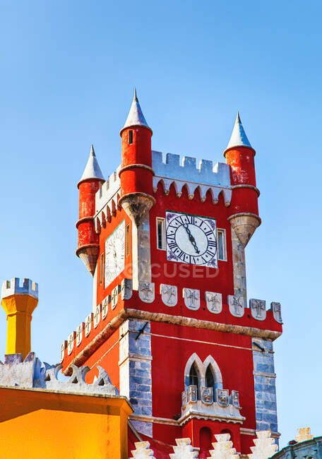Blick auf einen Turm des Nationalpalastes Pena, Sintra, Lissabon, Portugal — Stockfoto