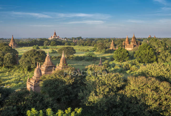 Myanmar, zona de Mandalay, sitio arqueológico de Bagan, vista desde el templo Shwe San Daw - foto de stock