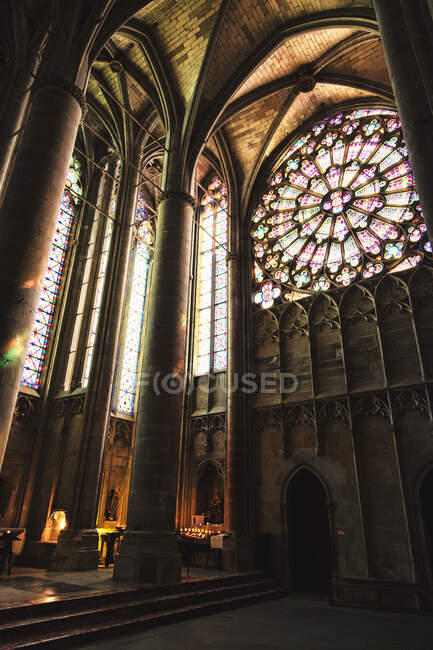Interno della Basilica Saint Nazaire della città di Carcassonne, Languedoc-Roussillon, Aude, Occitanie, Francia — Foto stock