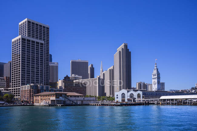 Estados Unidos, California, San Francisco, el distrito de Embarcadero, Ferry building - foto de stock