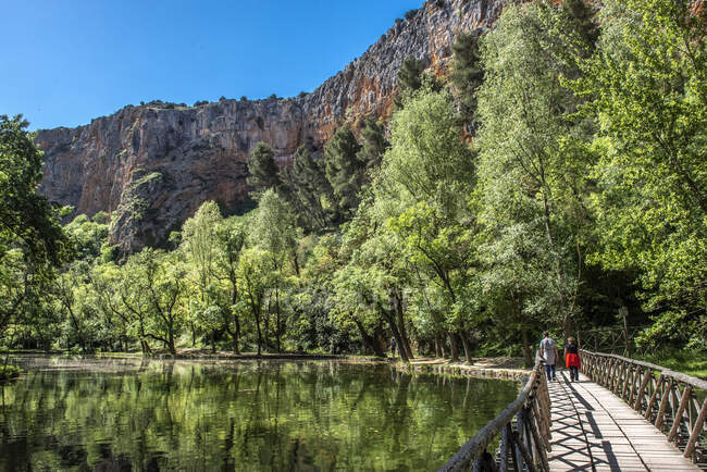 Spanien, Autonome Gemeinschaft Aragon, Espejo-See im Park des Zisterzienserklosters von Piedra — Stockfoto