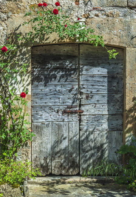 Vieille porte à France, Lot, vallée de la Dordogne — Photo de stock