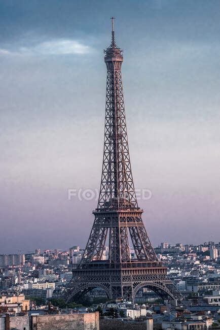 Франция, Иль де Франс, Париж, 8-й район, Эйфелева башня от Триумфальной арки, вечером — стоковое фото