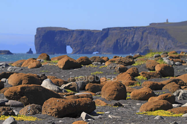 Islândia, Sudurland.Dyrholaey.In frente, Reynisfjara Beach. — Fotografia de Stock