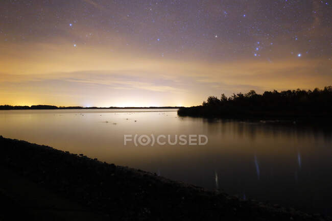 El Marne. El Marne. El alto Marne. Lago de DER. El lago de la noche. La constelación de Orión se eleva (arriba a la derecha). - foto de stock