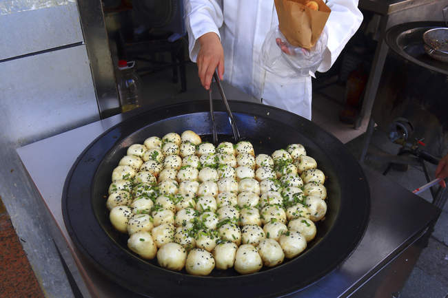 Людина готує їжу в Азії, Китаї, Шанхаї — стокове фото