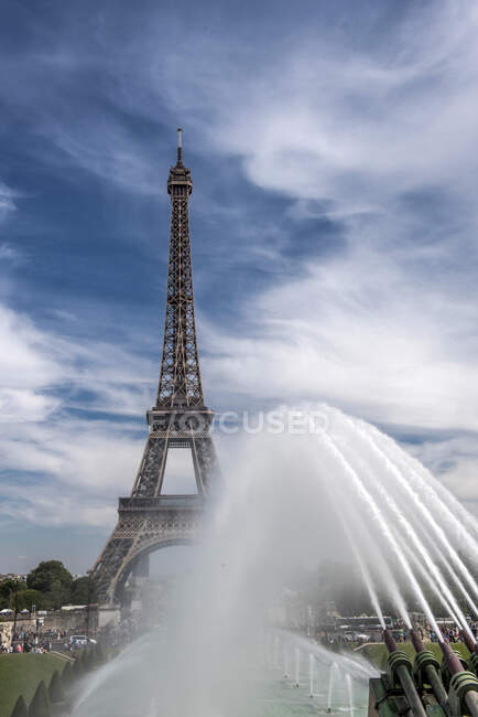 Франция, Иль-де-Франс, Париж, 16-й район, Эйфелева башня и фонтаны в саду Трокадеро — стоковое фото