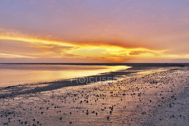 Normandía. Manche. Havre of the Vanlee. Espectacular puesta de sol sobre el puerto en marea alta. - foto de stock