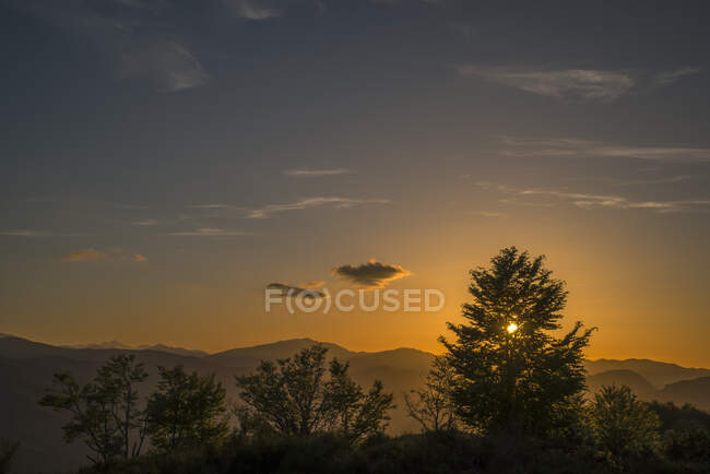 Francia, Ariege, puesta del sol en Signal de Chioula - foto de stock