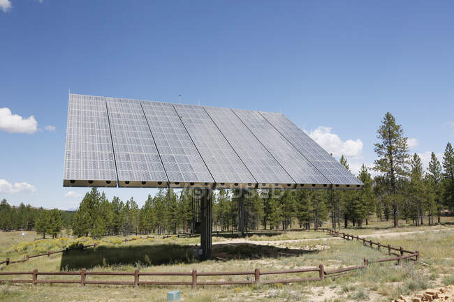 США. В Юту. Брайс-Каньон. Солнечные панели, включая центр для посетителей. — стоковое фото