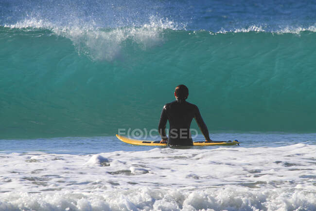 Homem surfando em Espanha, Andalousia. Tarifa. — Fotografia de Stock