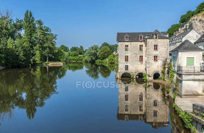Francia, Dordoña, Terrasson-Lavilledieu, viejo molino en el Vezere (río) - foto de stock
