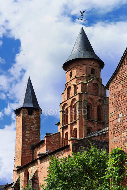 Europa, Francia, Iglesia de Collonges-la-Rouge Correze - foto de stock