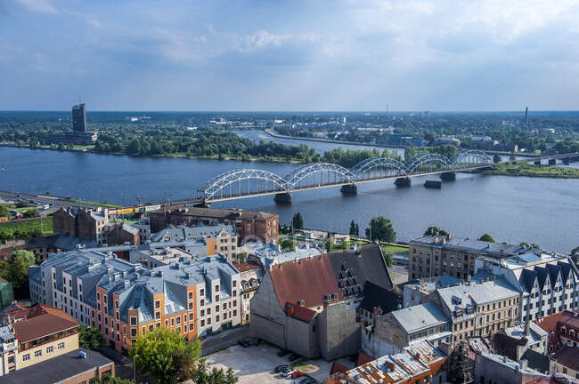 Lettonia, Panorama sul ponte ferroviario e il fiume Daugava — Foto stock