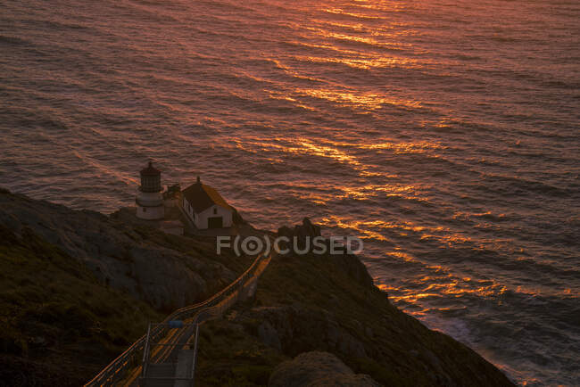 Estados Unidos, California, Condado de Marin, Point Reyes, Point Reyes National Seashore, puesta de sol en el faro - foto de stock