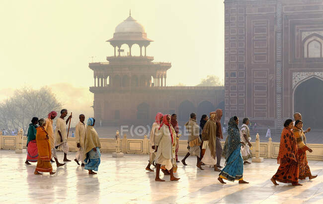 India, Agra, Taj Mahal, Indios a primera luz frente al pabellón de visitantes - foto de stock