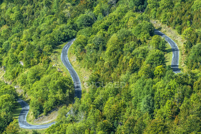 França, Parque Nacional dos Pirinéus, região de Occitanie, Val d 'Azun, vale de Ouzoum, perto de Arbeost, estrada sinuosa — Fotografia de Stock