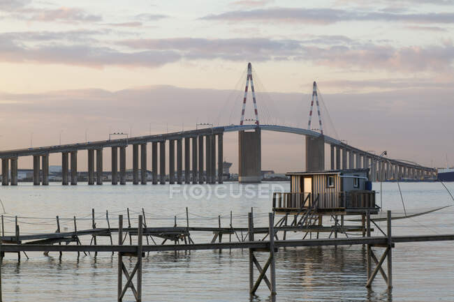 Francia, foce della Loira, ponte di Saint-Nazaire e pesca. — Foto stock