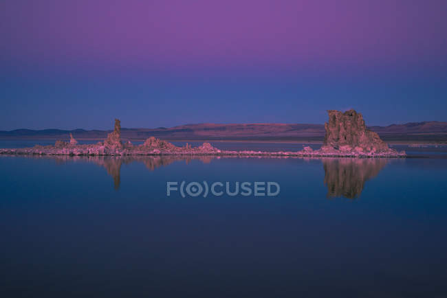 Tuffsteinformationen im Monosee bei Sonnenuntergang, Kalifornien, USA — Stockfoto