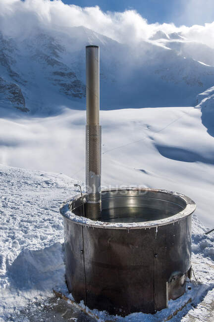 Швейцария, традиционная баня в снегу, горнолыжный парк Дьяволе — стоковое фото