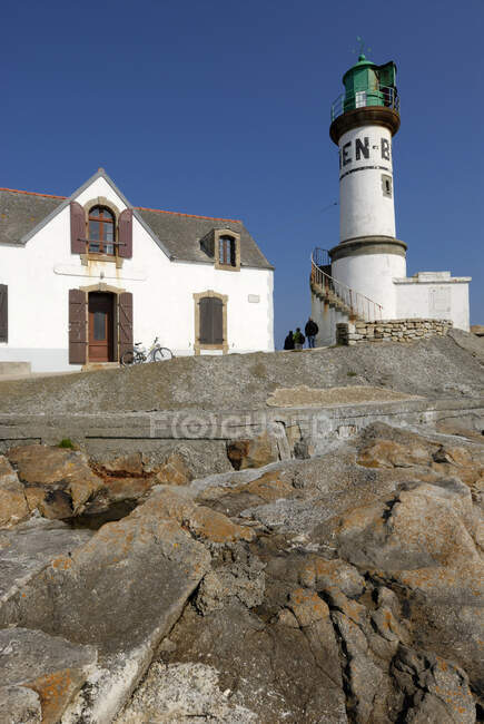 France, Brittany, Finistere, Men Brial lighthouse and traditional houses, the Sein Island off the Sizun Peninsula, Cornouailles — Stock Photo